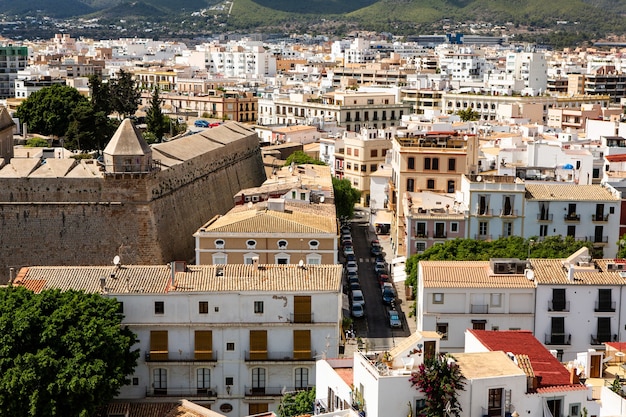 이비자(Ibiza) 섬의 건축 에이비사(Eivissa) 구시가지의 매력적인 빈 흰색 거리