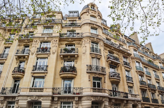 Архитектура Парижа Франция. Фасад традиционного многоквартирного дома