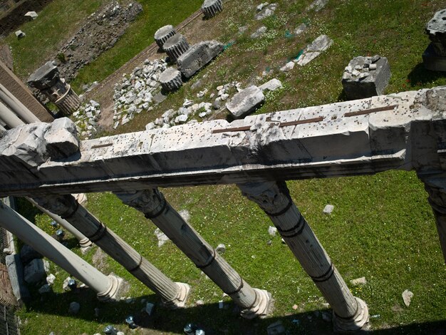 ローマの古い廃墟の建物の高い柱の建築