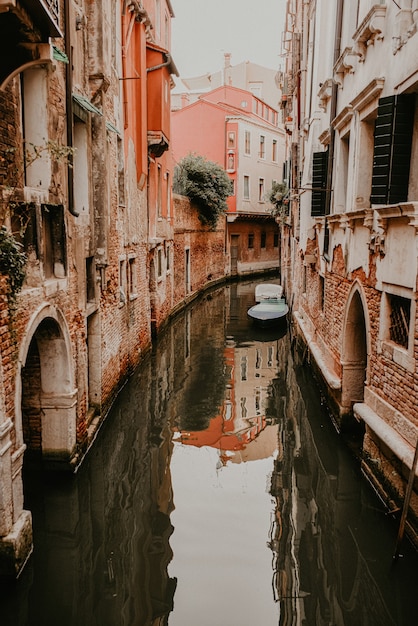 Architectuur en bezienswaardigheden van Venetië, Italië. Oude bakstenen en beige gebouwen, smalle straatjes tussen de huizen, pannendaken.