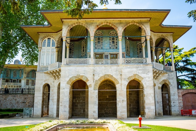 Architectuur en parkgebied van het topkapi-paleis in istanbul, turkije