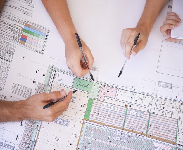 Foto architectuur handen en team in het kantoor met vloerplan strategie en projectmanagement bijeenkomst engineering blauwdruk en mensen probleemoplossing samen in samenwerking voor remodeling van boven