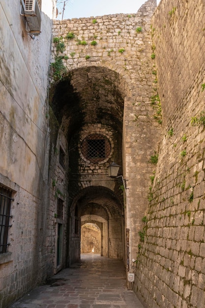 Architectuur in de oude stad van Kotor in Montenegro