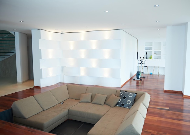 Architectuur, Interieur, modern appartement, ruime woonkamer in lichte woning