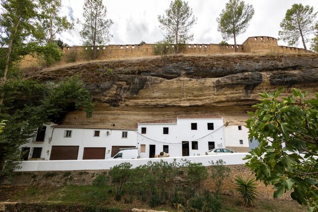 Foto architectuur uit het schilderachtige dorp setenil de las bodegas