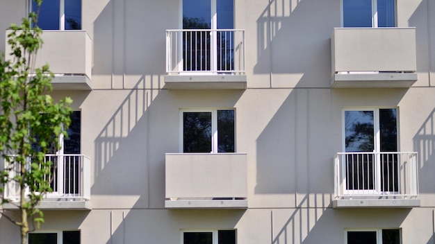 Architectuur van de gevels van appartementen, woonhuizen en huizen en buitenfaciliteiten