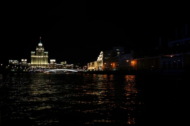 Architectuur van de hoofdstad van Rusland 's nachts met heldere verlichting