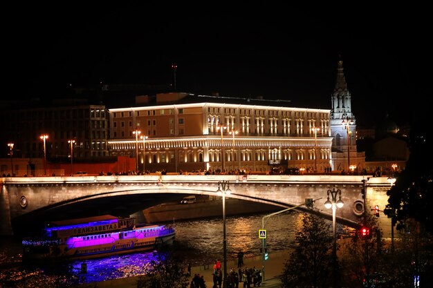 Architectuur van de hoofdstad van Rusland 's nachts met heldere verlichting