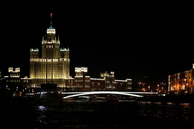 Architectuur van de hoofdstad van rusland 's nachts met heldere verlichting