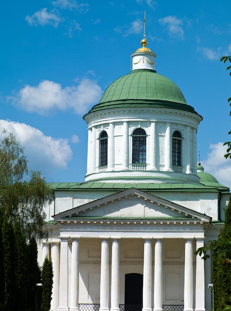 architectuur van de oude orthodoxe kerk op een achtergrond van wolken