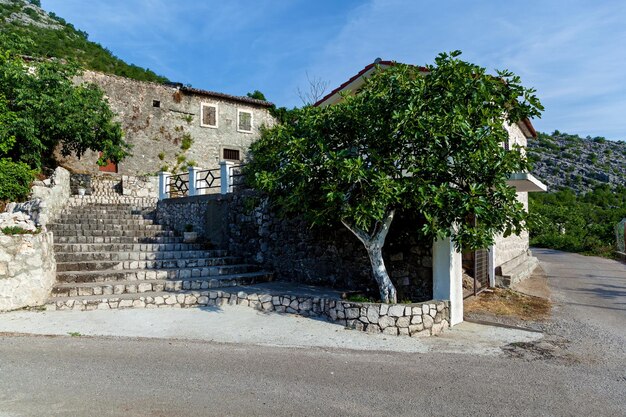 Architectuur van het oude herenhuis en de straten in Montenegro