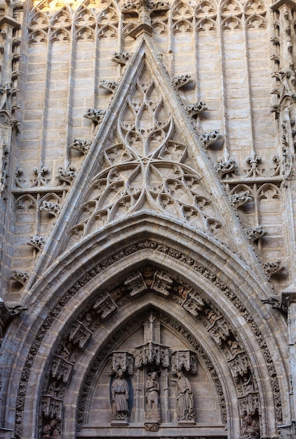 Architectuurdetails boven de toegangsdeur van de kathedraal van Sevilla (of de kathedraal van Saint Mary of the See). Gebouwd in 1402-1506.