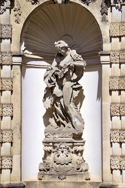 Architectuurdetails uit Dresden Het standbeeld in het Zwingerpaleis