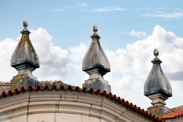Foto architectuurdetails van de historische oude stad faro, portugal.