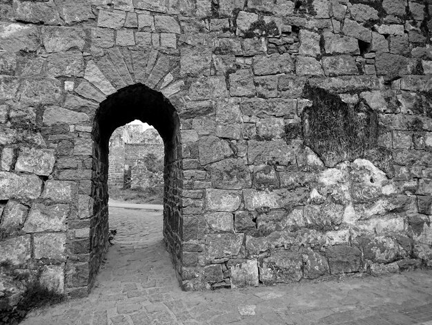 写真 古い石の壁の中のアーチウェイ