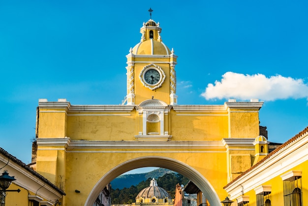 Arco de Santa Catalina en Volcan de Agua in Antigua Guatemala, Midden-Amerika