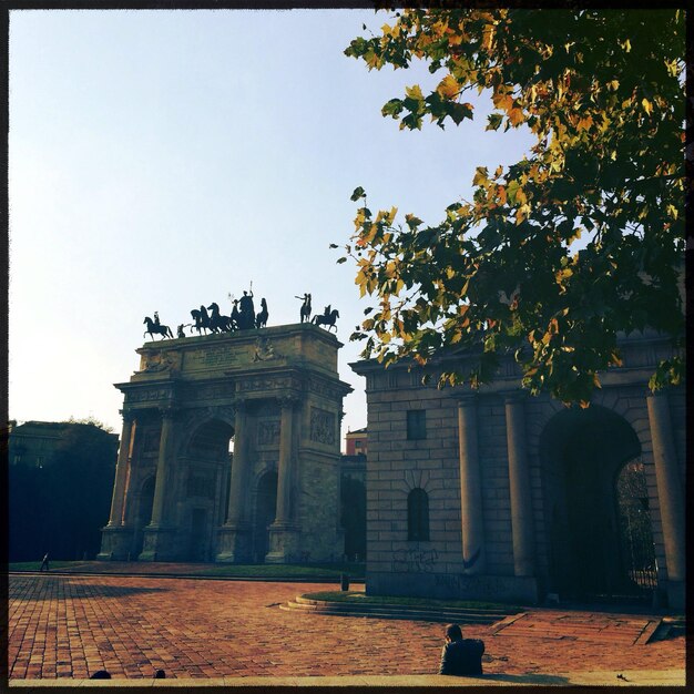 Foto arco della pace contro un cielo limpido