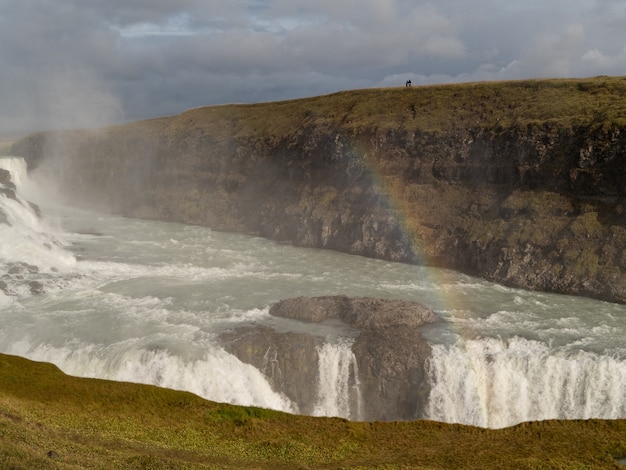 Photo arco iris en una cascada de islandia