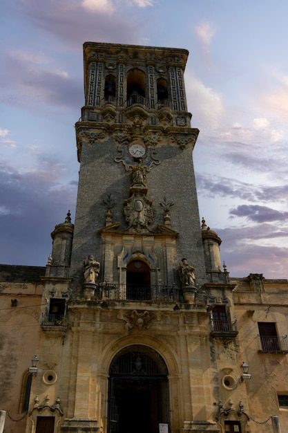 Arcos de la frontera spanje uitzicht op de basiliek van santa maria de la asuncion