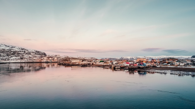 Villaggio di pescatori artico. incredibile vista dell'inverno teriberka. russia.