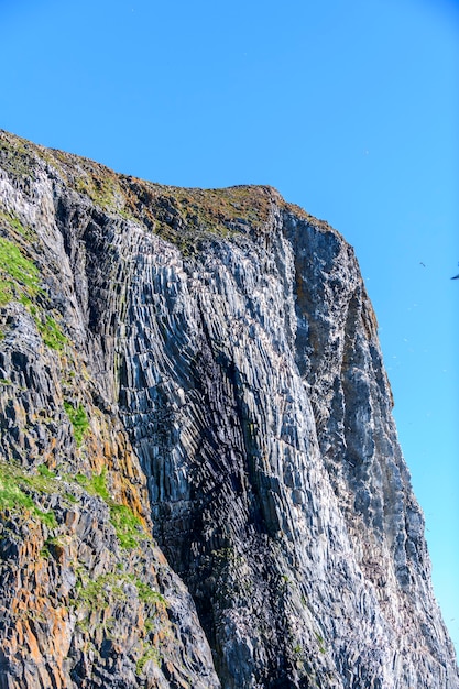 夏の北極の風景。フランツヨゼフランド群島。フローラケープ、グケラ島。ルビーニロック。