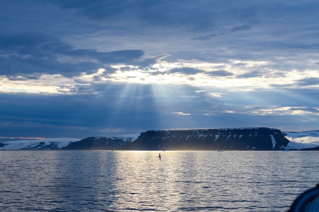 夏の北極の風景。フランツヨゼフランド群島。フローラケープ、グケラ島。ルビーニロック。