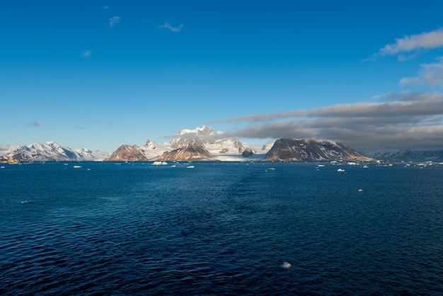 Paesaggio artico con il mare e le montagne nelle svalbard, norvegia