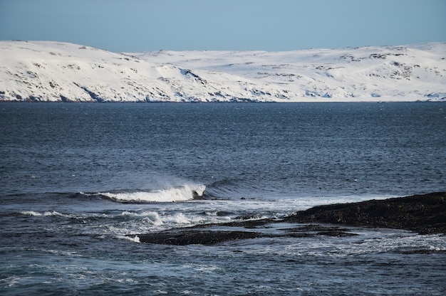Арктический таймлапс ледяных горных хребтов на снежном пейзаже.