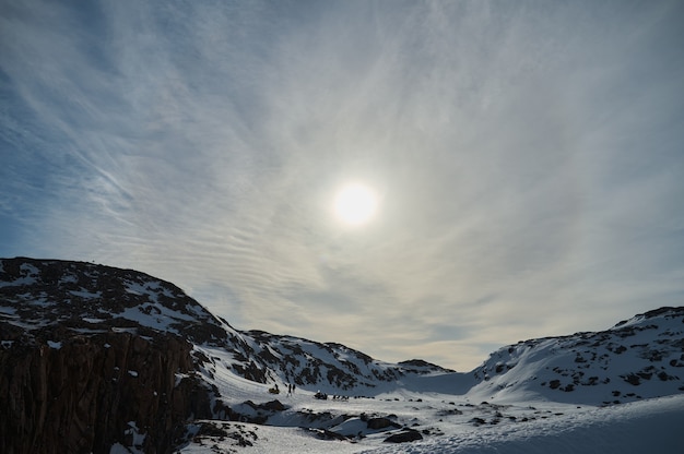 Timelapse artico delle catene montuose di ghiaccio al paesaggio innevato.