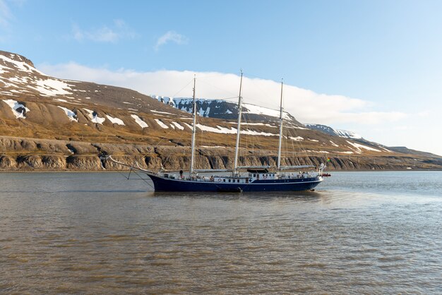 Arctisch landschap in svalbard met drie masten zeilschip