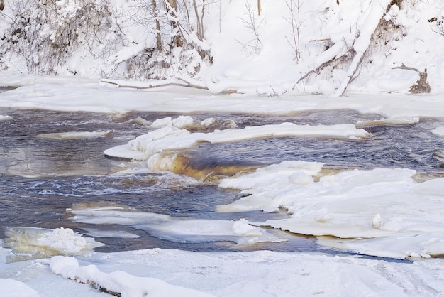 Arctisch Scandinavisch landschap in de winter Kleine rivier met ijs in de winter