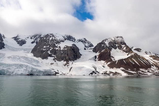 Arctische landschap in svalbard met gletsjer