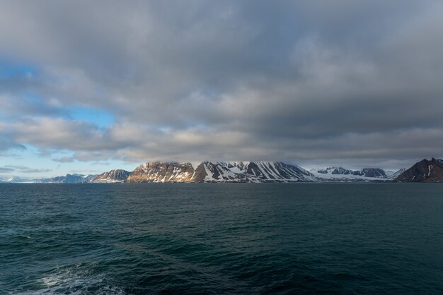 Arctische landschap met zee en bergen in Svalbard, Noorwegen