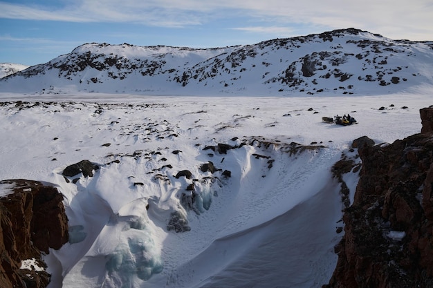 Arctische timelapse van ijsbergketens bij sneeuwlandschap Niemand wilde natuuromgeving landschap van klimaatverandering Koude winter op witte besneeuwde bewolkte dag met ijsberg gletsjerberg op Antarctica