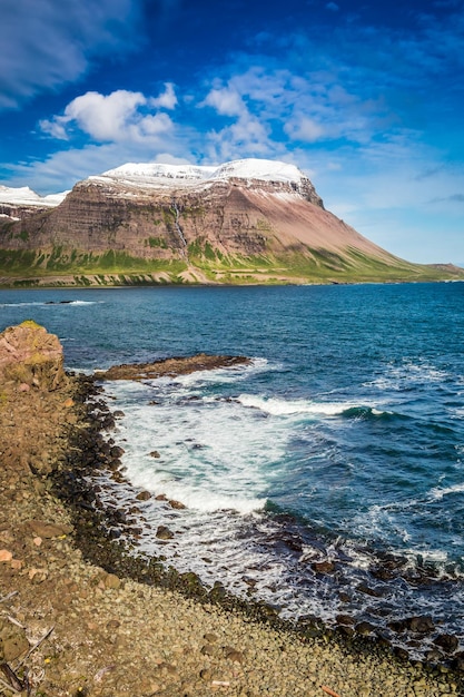 Arctische zee en kustlijn in IJsland in de zomer