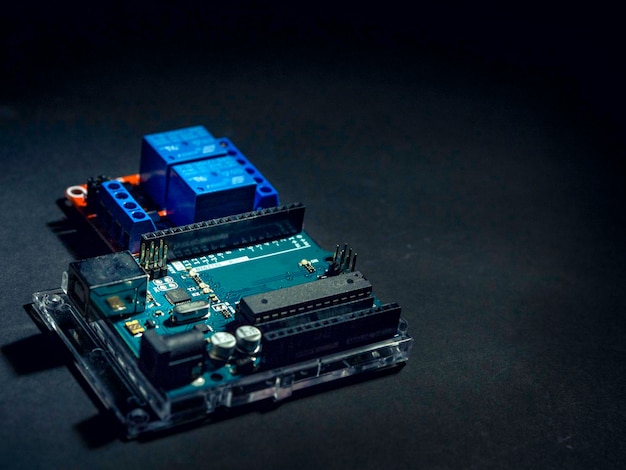 Arduino-besturingsbord op tafel tegen zwarte achtergrond