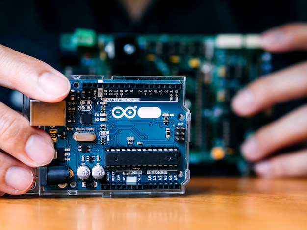 Arduino는 인간에 의한 광범위한 요소 조립을 제어합니다