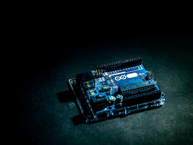 Arduino controle breed element op de donkere achtergrond