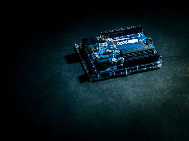 Arduino controle breed element op de donkere achtergrond