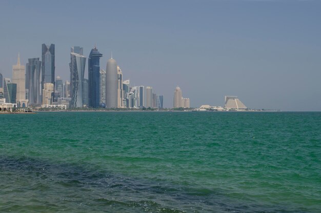 Foto vista aerea dello skyline di west bay city in serata qatar medio oriente