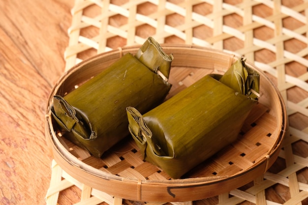 Arem-arem 是一種印尼-爪式的零食,由壓縮的米蛋糕製成,以圓柱狀的形式包裹.