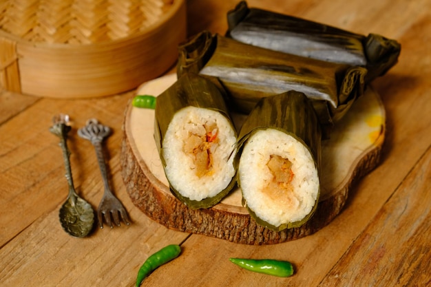arem-arem is voedsel gemaakt van rijst met sambal goreng of tumis tempe, in bananenbladeren.