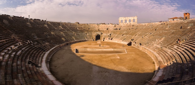 Foto arena verona. anfiteatro romano in piazza bra a verona