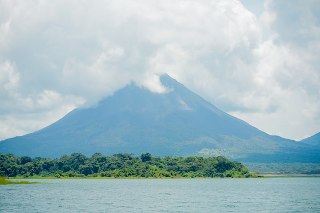 Вулкан Ареналь и озеро в Коста-Рике.