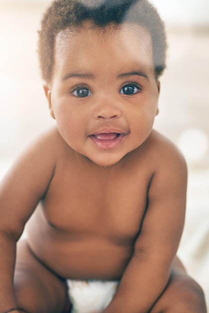 Foto non sono solo il ritratto più carino di un'adorabile bambina a casa