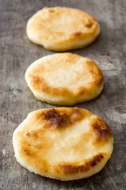 Arepas op houten tafel Venezolaans typisch eten