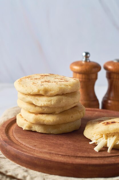 콜롬비아와 베네수엘라의 Arepas 전통 라틴 아메리카 아침 식사 음식