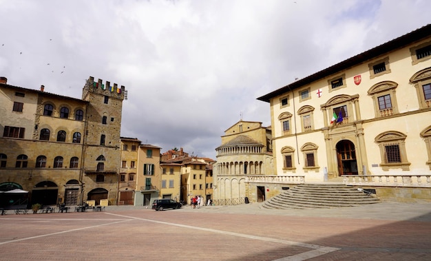 AREZZO ITALIË 24 JUNI 2022 Piazza Grande-plein in Arezzo, Toscane, Italië