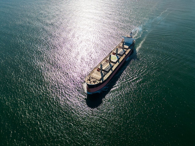 Arge bulkcarrier vervoert graan op zee vanuit de lucht