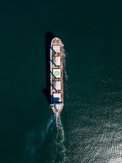 Arge bulkcarrier vervoert graan op zee vanuit de lucht